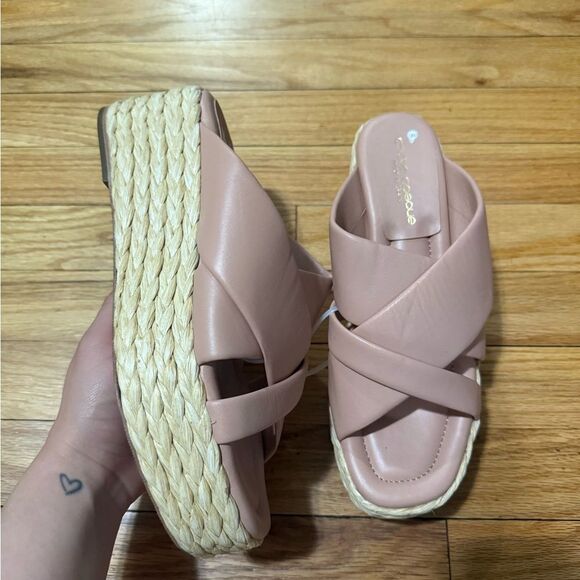 Andre Assous | Calesa Leather Slip-On Flatform Sandals - Picture 4 of 6